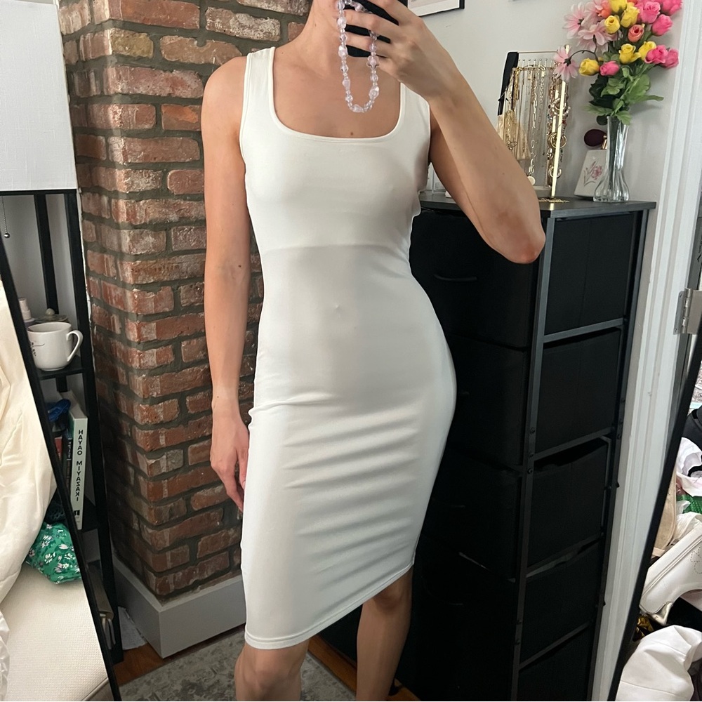 Elegant White Sleeveless Dress